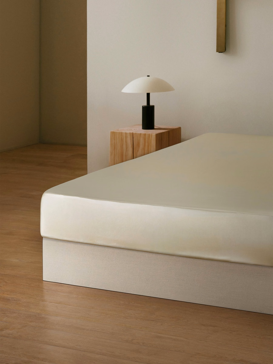 Lily Geborduurde Zijde Fitted Sheet Set