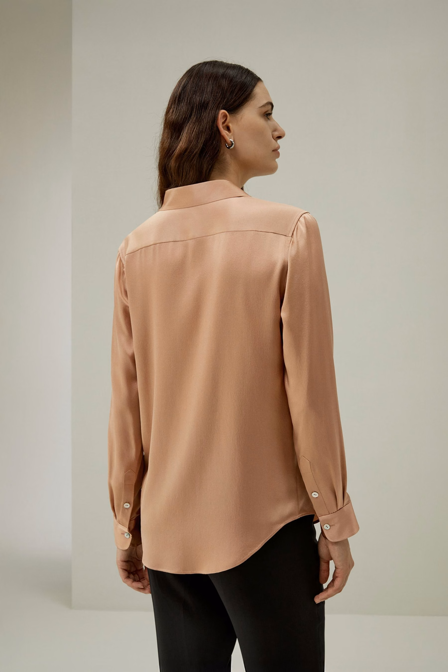 Minimalistische Placket Zijde Blouse met Schelp Knopen