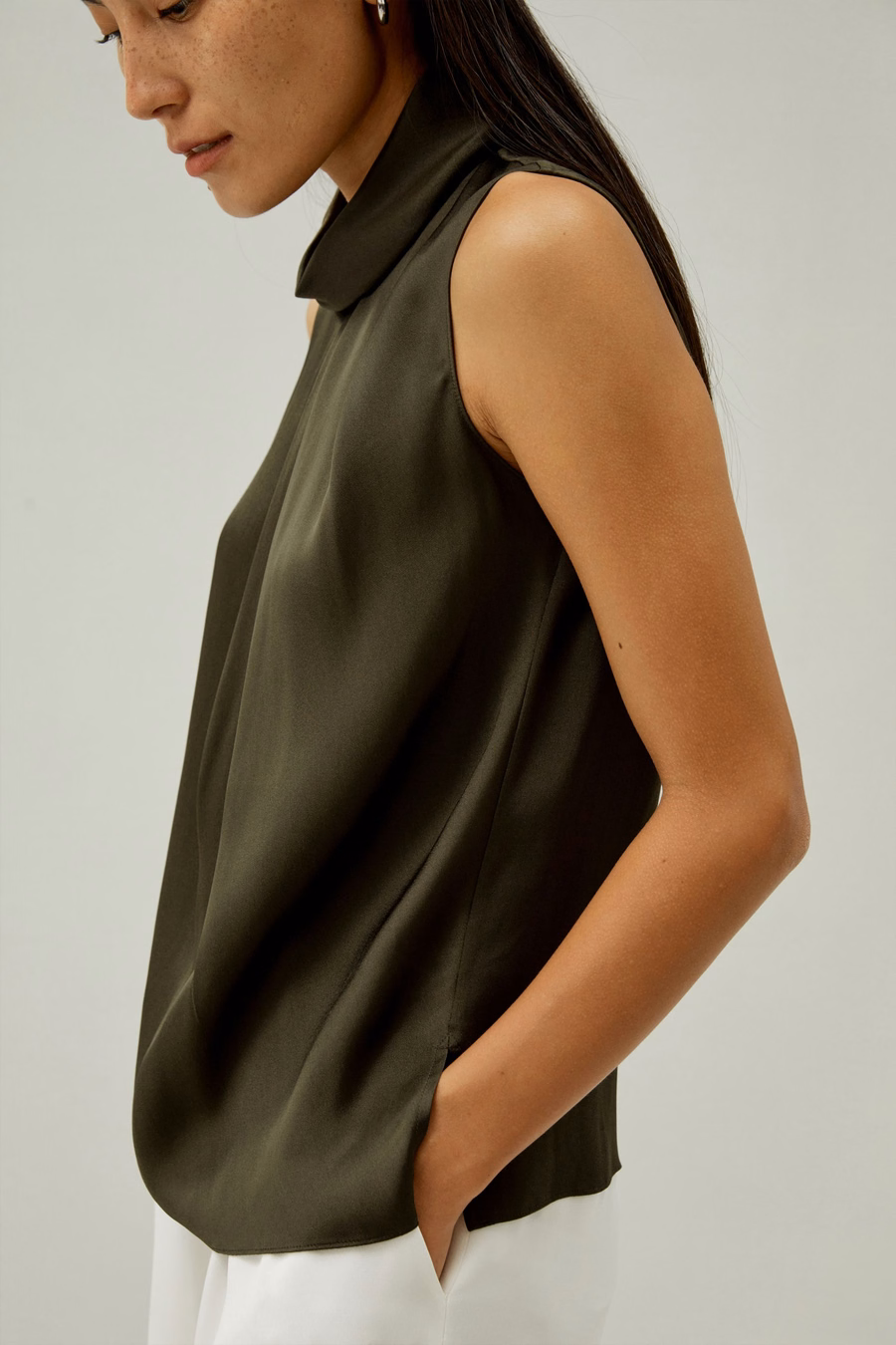 Asymmetrische mouwloze trui met kraag