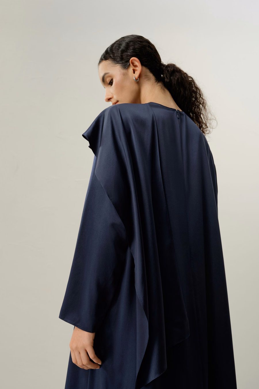 zijde charmeuse asymmetrische maxijurk