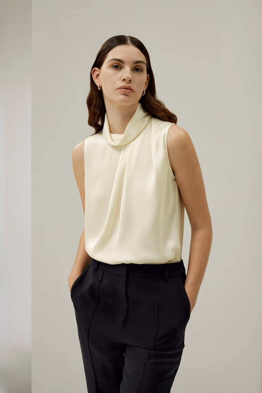 Asymmetrische mouwloze trui met kraag