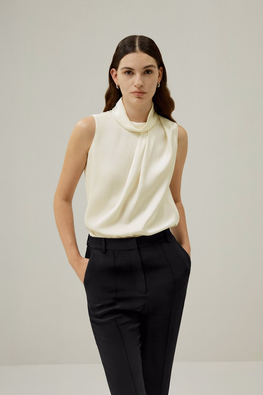 Asymmetrische mouwloze trui met kraag