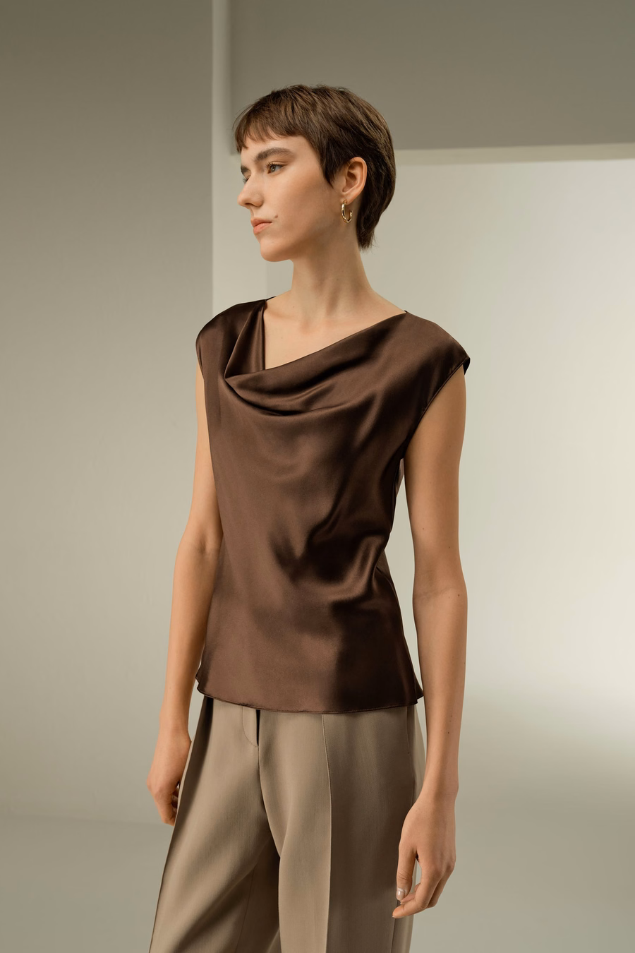 Mouwloze Cowl Nek Slim Fit Top