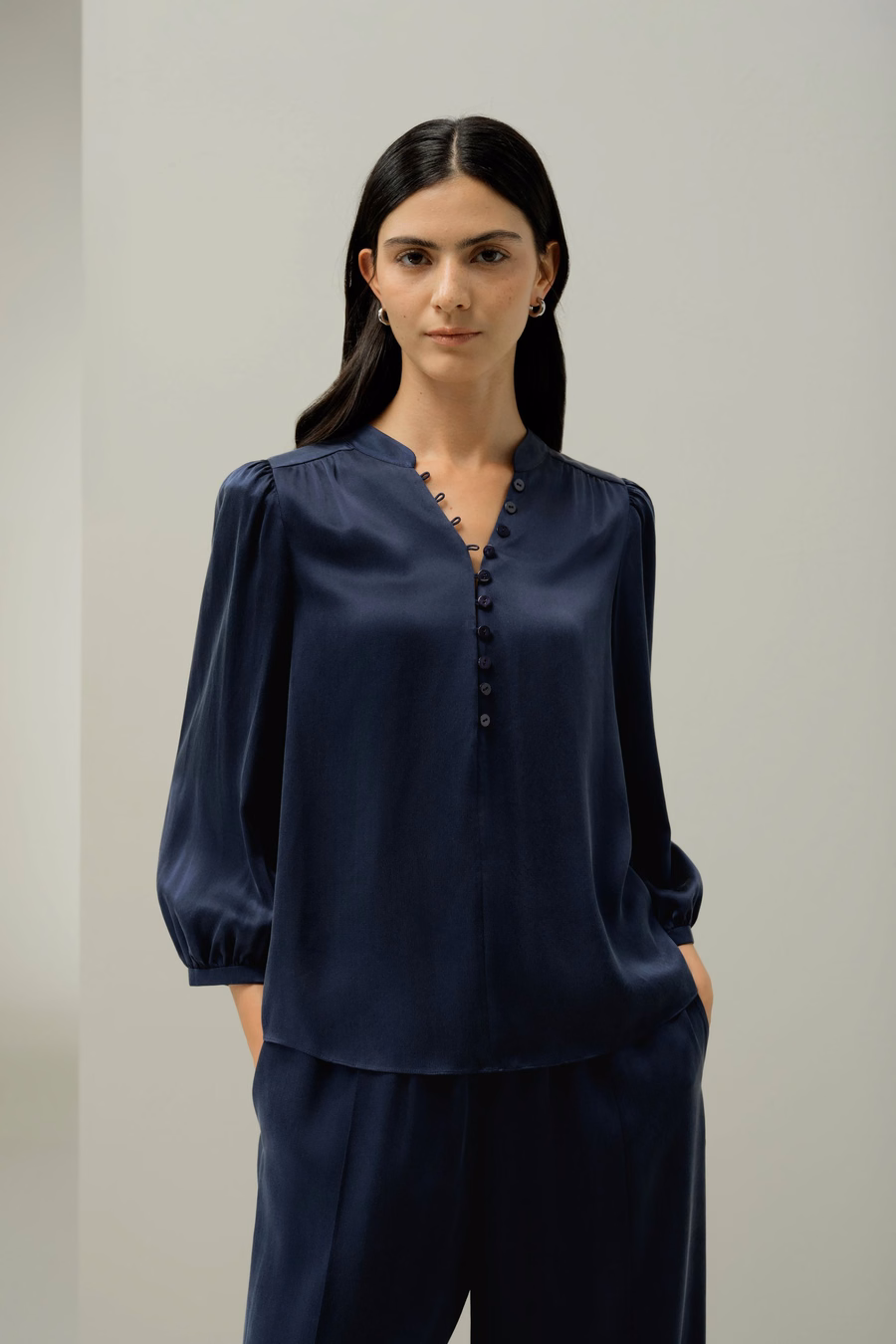 Silk Suede V-Neck Boulse