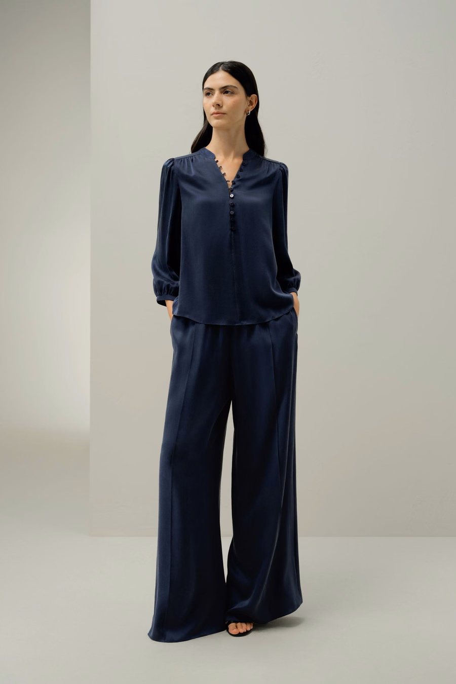 Silk Suede V-Neck Boulse