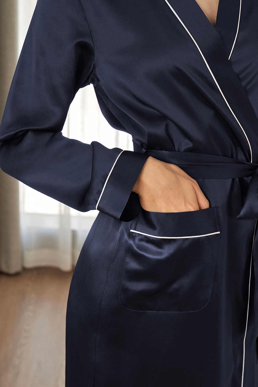 Contra Trim En Volledige Lengte Zijden Robe