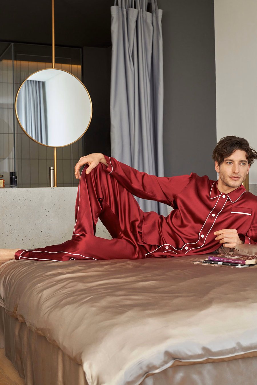 Unieke Zijde Pyjama Set met Dubbele Rij Afwerking