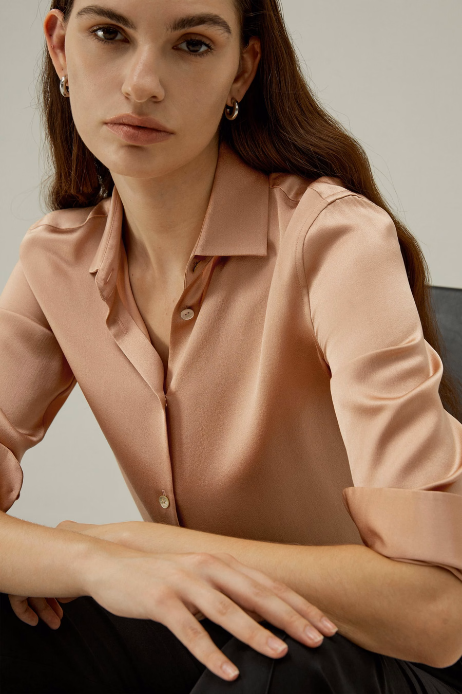 Minimalistische Placket Zijde Blouse met Schelp Knopen
