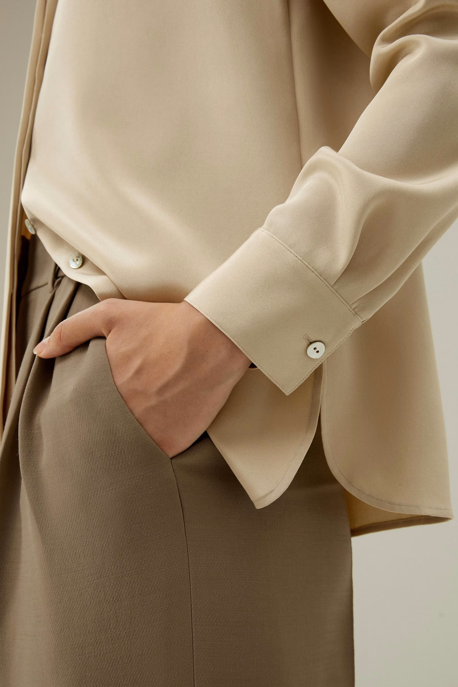Gracieuze Knop-Up Zijde Blouse